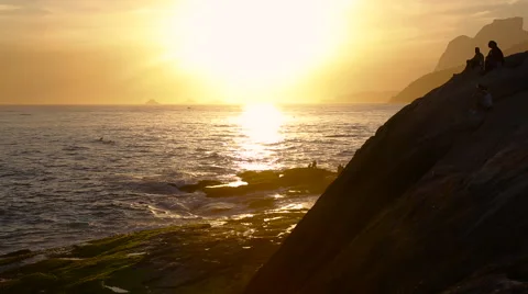 Couple watching the sunset on Arpoador rock, Ipanema, Rio de Janeiro, Brazil 스톡 동영상 61457508