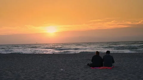 A couple watching sunset in florida Vídeos de archivo 152428023