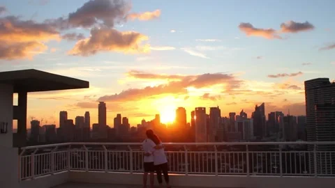 Couple watching sunset Vídeo Stock 156100113