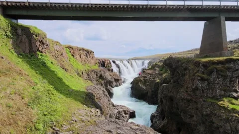 Couple watching a waterfall, 4K Video stock 138314153