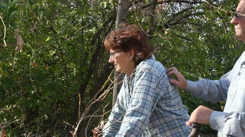 Couple in the woods 動画素材 921815