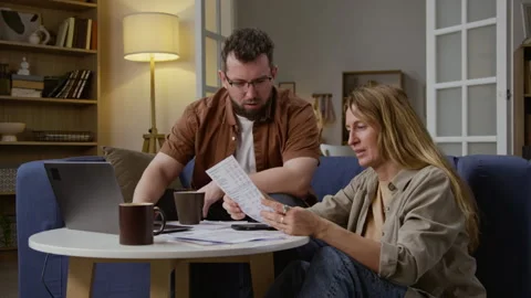 Couple Working on Finances and Paying Bills using Laptop 库存影片 327682844