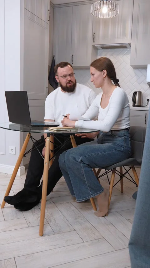 Couple working from home having a discussion Vidéo 317444128