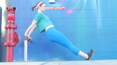 A couple working out and doing body weight exercises together in an urban envir Stockbeeldmateriaal 68537124