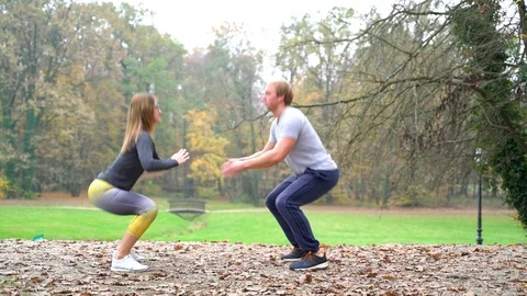 Couple working out together on public park, Zagreb, Croatia. Stock-Footage 102537593
