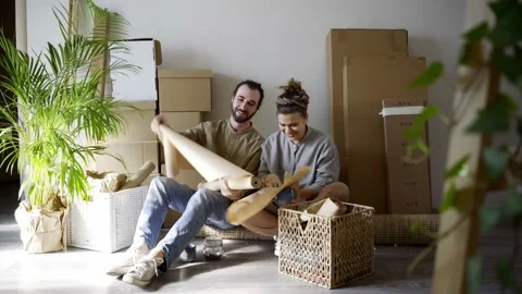 Couple wrap belongings to remove to flat Stock Footage 145396668