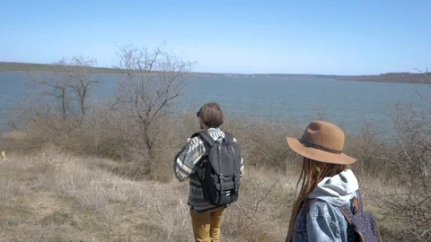 Couple of young hikers 库存影片 90194078