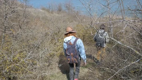 Couple of young hikers Vídeo Stock 90194161