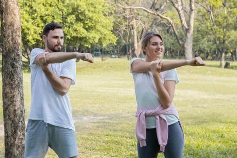 Couples are exercising in the park. Foto stock