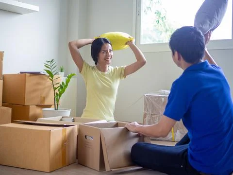 Couples are helping to move items into the new house. Wife wrote a list to re Foto stock