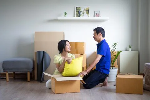 Couples are helping to move items into the new house. Wife wrote a list to re Foto stock