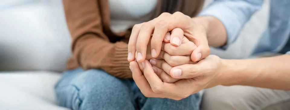 Couples hold hands to support each other while discussing family issues with  Foto stock