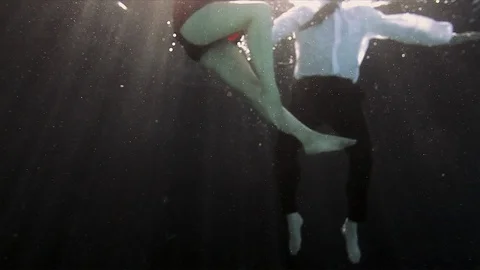 Couples legs underwater. 스톡 동영상 88405201