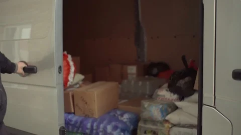 Courier closes the delivery van side door cardboard box, closes the door Video stock 119102490