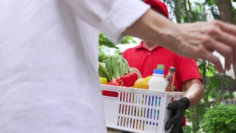 Courier is delivering groceries to the customer. Vidéo 138287885
