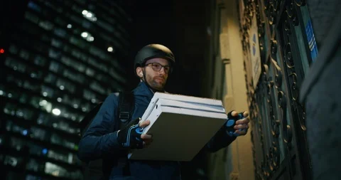 A courier is delivering an order to a customer is using a mobile pay Vidéo 121583250