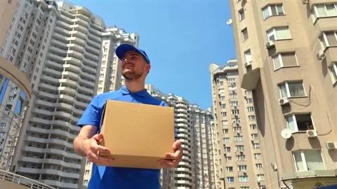 Courier with delivery box. Efficient home delivery and logistics concept Vídeo Stock 336525433
