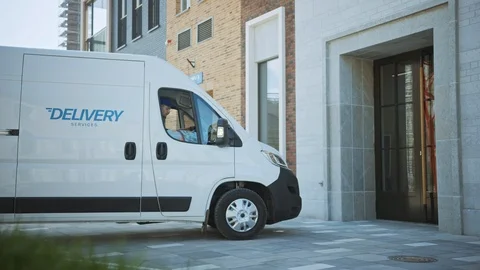 Courier Gets out of Delivery Van, Takes Postal Package Man Gives it to Customer Vidéo 116091052