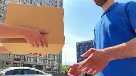 Courier hands over package to customer. Efficient delivery concept Vídeo Stock 336525447