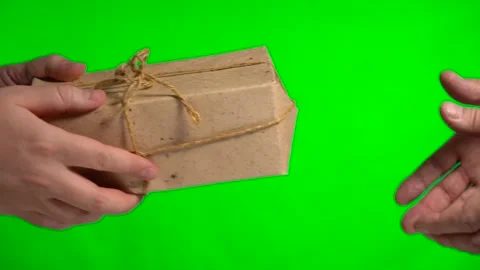 The courier hands over the parcel to the recipient on a green background Vidéo 151399114