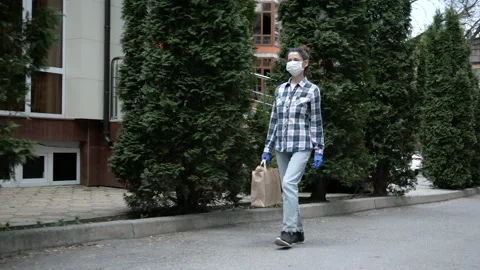 Courier man in protective mask and medical gloves delivers takeaway food Stock-Footage 130813294