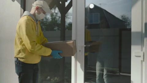 Courier Man Wearing Face Mask And Rubber Gloves Delivery Service Vidéo 141762991