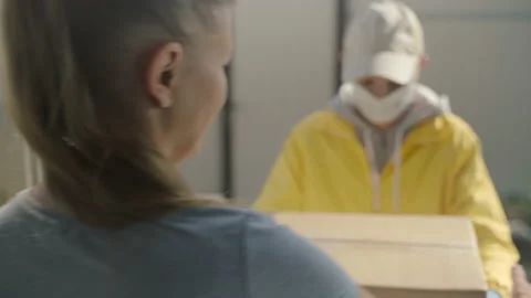 Courier Man Wearing Face Mask And Rubber Gloves Delivery Service Vídeo Stock 141772382