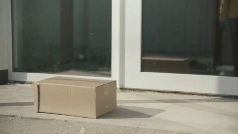 Courier Man Wearing Face Mask And Rubber Gloves Delivery Service Видео 141772897