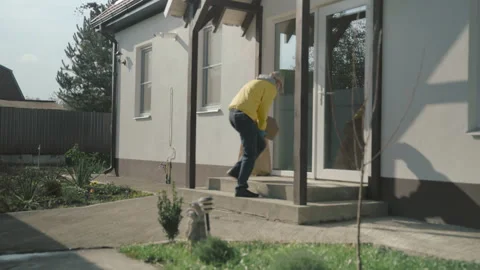 Courier Man Wearing Face Mask And Rubber Gloves Delivery Service Видео 141777188