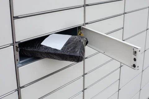 The courier puts the package in the parcel locker. Empty label. 写真素材