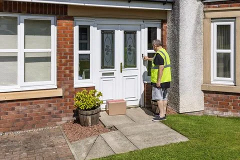 Courier ringing doorbell after parcel delivery of online shopping Stock Photos