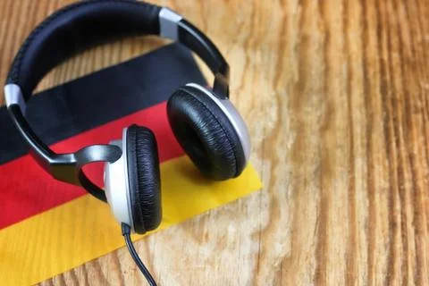 Course language headphone and flag on a table Foto stock