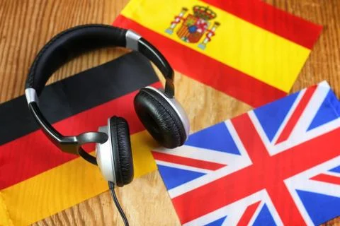 Course language headphone and flag on a table Foto stock