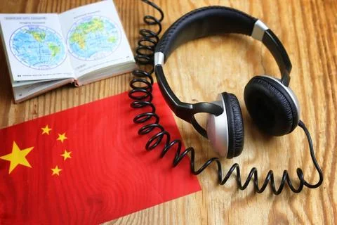 Course language headphone and flag on a table language course headphone an... Foto stock
