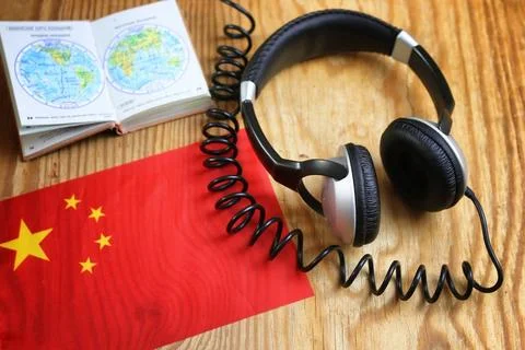 Course language headphone and flag on a table language course headphone an... Foto stock