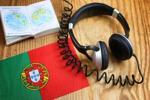 Course language headphone and flag on a table Foto stock