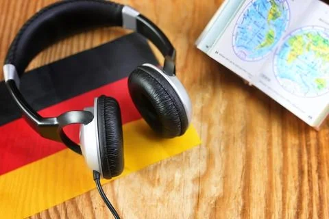 Course language headphone and flag on a table Foto stock