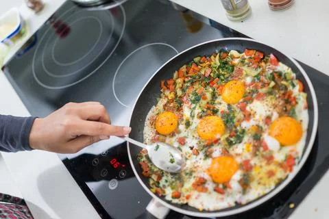 In the course of making breakfast with fresh eggs and vegetables Foto stock