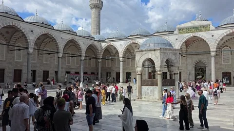 Courtyard of the Blue Mosque (Sultan Ahmed Mosque) in Istanbul. Vídeo Stock 345598842