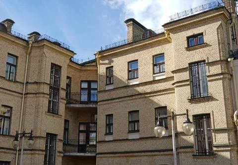 The courtyard of a corner house. Foto stock