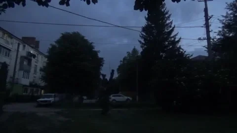 The courtyard of a multi-storey building in the evening in Bulgaria right to Vídeos de archivo 312164730