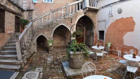 Courtyard of Romantic Venice Stock Footage