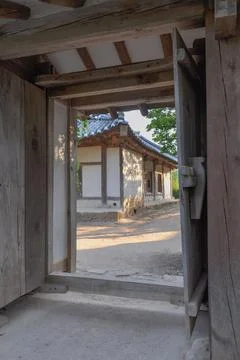 Courtyard viewed trough open gate with traditional korean buildings from its  Stock Photos