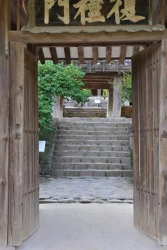 Courtyard viewed trough open gate with traditional korean buildings from its  Stock Photos