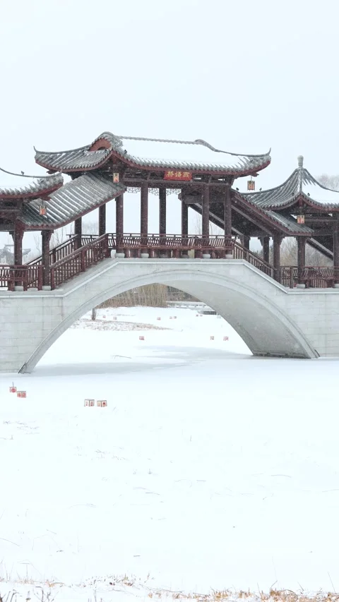 The covered bridge in the heavy snow Видео 343804896