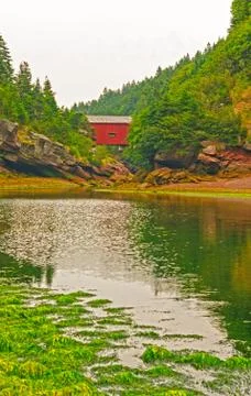 Covered bridge over a tidal stream Stockfoto's