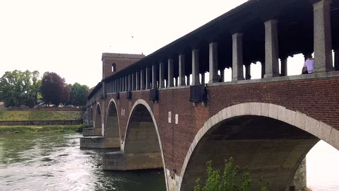 Covered bridge on a river with people walking, Pavia 3 Video stock 89081389