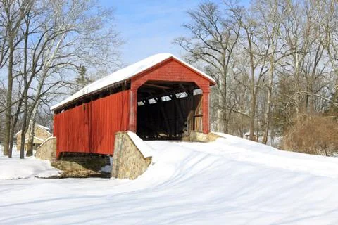 Covered bridge in snow Foto stock