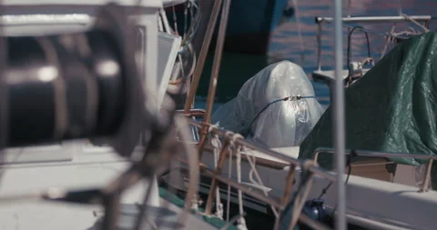 Covered outboard motor between moored boats Vídeo Stock 334445565