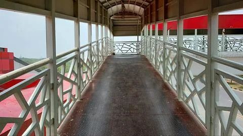 Covered pedestrian overpass bridge structure Stock-Fotos